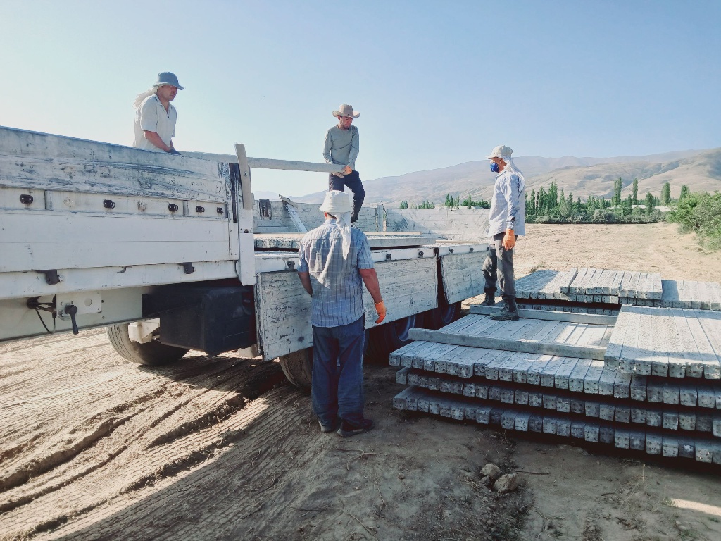 Bog' uchun Shpaller tushirish, ortish va joylash.