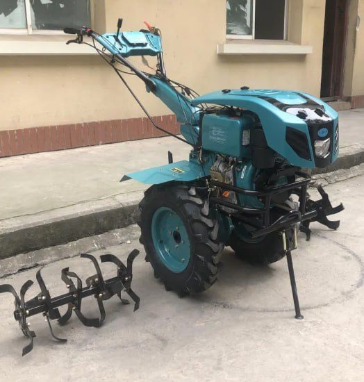 Малакали трактор ҳайдовчи хизматлари